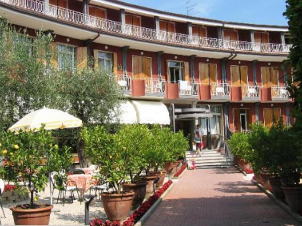 Hotel Continental Garda  Bagian luar foto