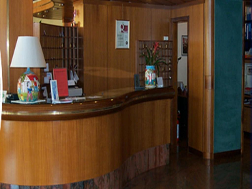 Hotel Continental Garda  Bagian luar foto