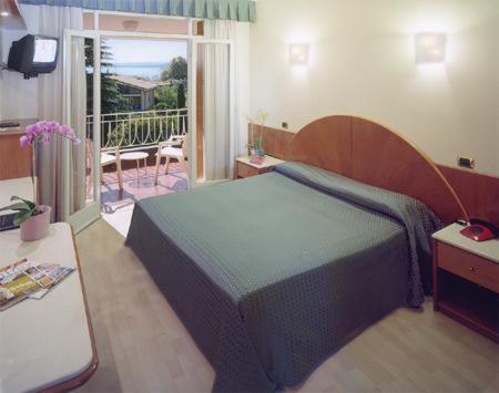 Hotel Continental Garda  Bagian luar foto
