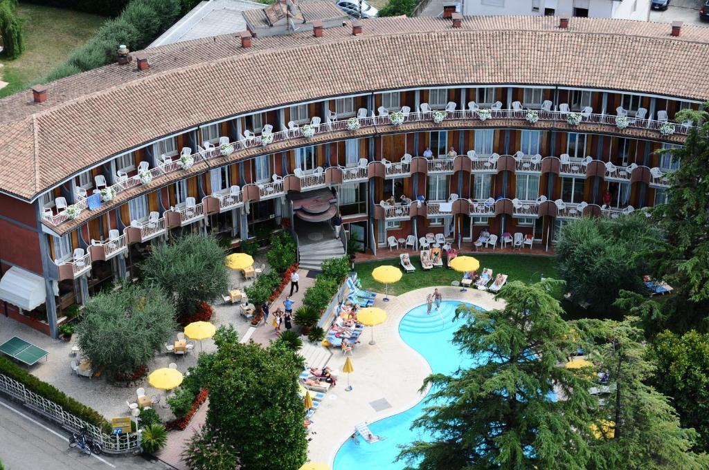 Hotel Continental Garda  Bagian luar foto