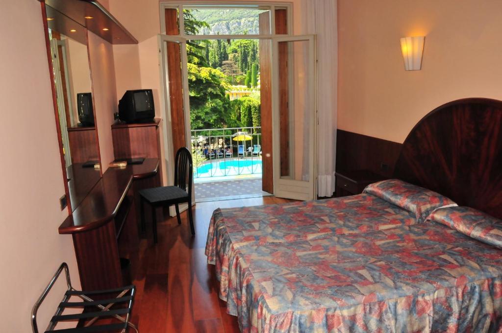 Hotel Continental Garda  Bagian luar foto
