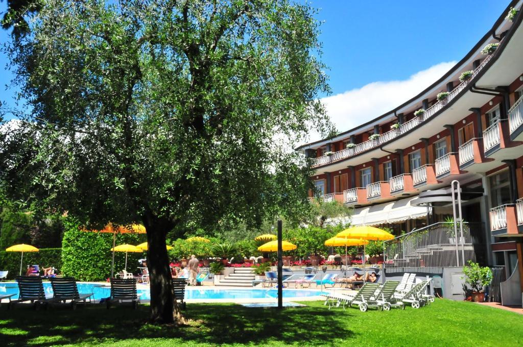 Hotel Continental Garda  Bagian luar foto