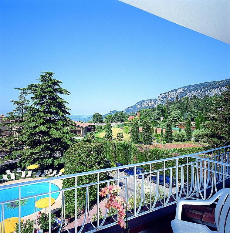 Hotel Continental Garda  Bagian luar foto