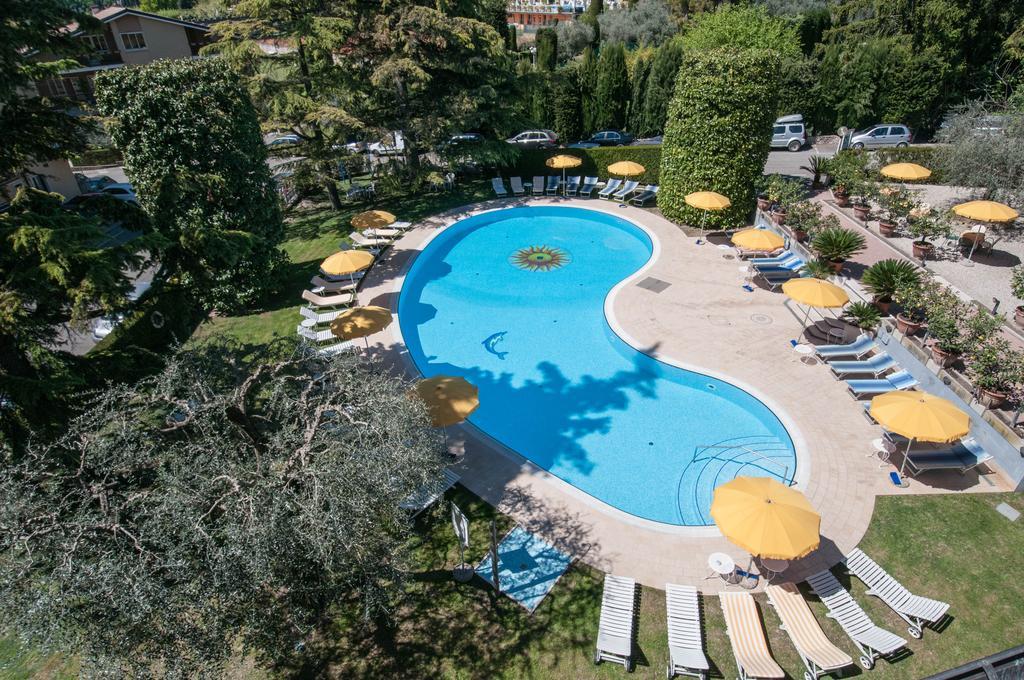 Hotel Continental Garda  Bagian luar foto